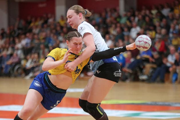 Handball, 2. Alsco HBF: HC Leipzig - Bergischer HC; 17.05.2026 Kim-Angelina Lang (5, HC Leipzig) wird von Ruby Vaessens (5, Bergischer HC) bedrängt. 2. Alsco Handball Bundesliga Frauen, HBF, Saison 2025 2026, 28. Spieltag: HC Leipzig vs. Bergischer HC am 17.05.2026 in der Sporthalle Brüderstraße Leipzig. Copyright: xBEAUTIFULxSPORTS JanxKaeferx