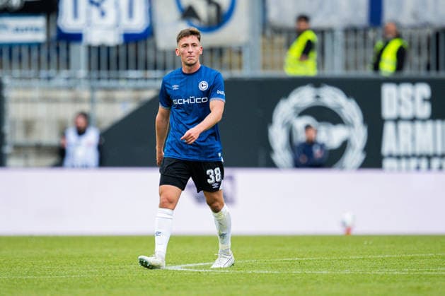 17.05.2026 - Fußball, 2025 2026, 2. Bundesliga, 34. Spieltag, DSC Arminia Bielefeld - Hertha BSC Berlin: (L-R) Marius Wörl (Bielefeld) nach dem Tor zum 0:1 von Linus Gechter (Berlin) DFL REGULATIONS PROHIBIT ANY USE OF PHOTOGRAPHS AS IMAGE SEQUENCES AND OR QUASI-VIDEO.