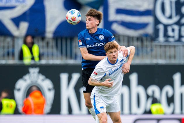 17.05.2026 - Fußball, 2025 2026, 2. Bundesliga, 34. Spieltag, DSC Arminia Bielefeld - Hertha BSC Berlin: (L-R) Maximilian Großer (Bielefeld), Sebastian Grönning (Berlin) DFL REGULATIONS PROHIBIT ANY USE OF PHOTOGRAPHS AS IMAGE SEQUENCES AND OR QUASI-VIDEO.