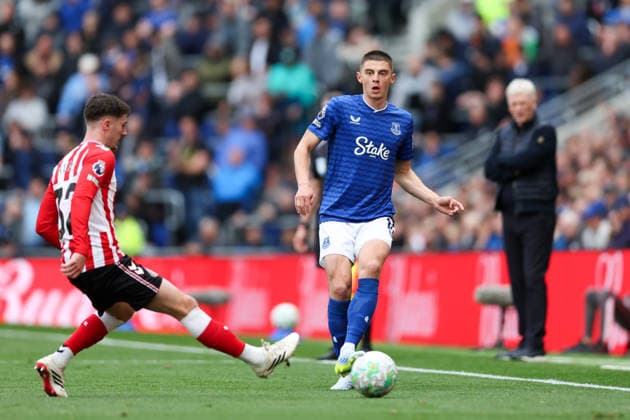 Liverpool, England, 17th May 2026. Vitaliy Mykolenko of Everton passes the ball whilst under pressure from Trai Hume of Sunderland during the Everton vs Sunderland Premier League match at Hill Dickinson Stadium, Liverpool. Picture credit should read: Jessica Hornby Sportimage EDITORIAL USE ONLY. No use with unauthorised audio, video, data, fixture lists, club league logos or live services. Online in-match use limited to 120 images, no video emulation. No use in betting, games or single club league player publications. SPI_011_JH_EVERTON_SUNDERLAND SPI-4807-0011