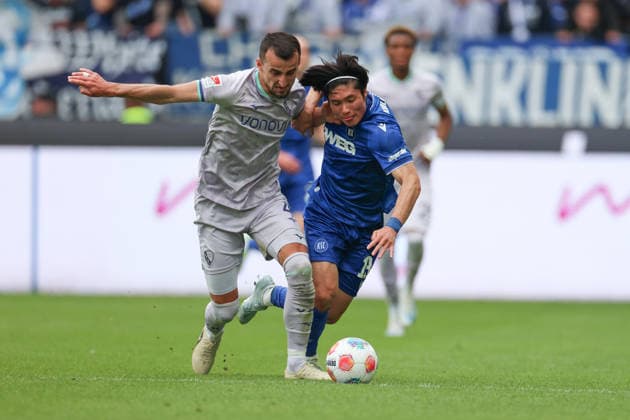 Shio Fukuda (Karlsruher SC, 13) im Zweikampf mit Erhan Masovic (VfL Bochum, 04), Karlsruher SC vs. VfL Bochum, 2. Bundesliga, 34. Spieltag, 2025 2026, 17.05.2026, DFL REGULATIONS PROHIBIT ANY USE OF PHOTOGRAPHS AS IMAGE SEQUENCES AND OR QUASI-VIDEO, Karlsruher SC vs. VfL Bochum, 2. Bundesliga, 34. Spieltag, 2025 2026, 17.05.2026 Karlsruhe Copyright: xEibner-Pressefoto JanxPrihodax EP_JPA