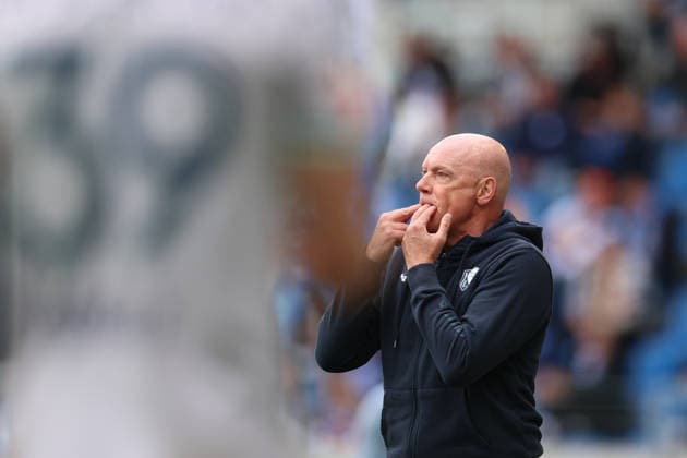 Uwe Roesler (VfL Bochum, Chef-Trainer) pfeifft an der Seitenlinie, Karlsruher SC vs. VfL Bochum, 2. Bundesliga, 34. Spieltag, 2025 2026, 17.05.2026, DFL REGULATIONS PROHIBIT ANY USE OF PHOTOGRAPHS AS IMAGE SEQUENCES AND OR QUASI-VIDEO, Karlsruher SC vs. VfL Bochum, 2. Bundesliga, 34. Spieltag, 2025 2026, 17.05.2026 Karlsruhe Copyright: xEibner-Pressefoto JanxPrihodax EP_JPA