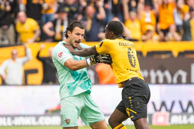 Sport Bilder des Tages 17.05.2026, xomx, Fussball 2.Bundesliga, Dynamo Dresden - Holstein Kiel v.l. Videobeweis abschaffen: Der Unparteiische prueft, entscheidet auf gelb gegen Robert Wagner (Dynamo Dresden) und Strafstoss. Alexander Bernhardsson (Holstein Kiel) tritt an und Tim Stanislav Schreiber (Dynamo Dresden) haelt! Kofi Amoako (Dynamo Dresden) (DFL DFB REGULATIONS PROHIBIT ANY USE OF PHOTOGRAPHS as IMAGE SEQUENCES and or QUASI-VIDEO) Dresden