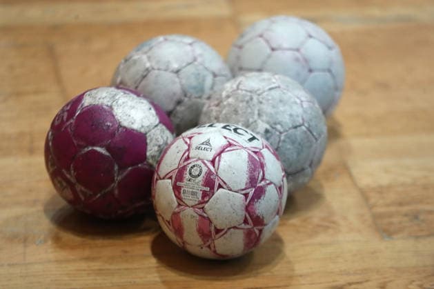 Handball, 2. Alsco HBF: HC Leipzig - Bergischer HC; 17.05.2026 Fünf Handbälle der Marke Select liegen auf dem Parkett, Spielfeld. Symbolbild, Feature. 2. Alsco Handball Bundesliga Frauen, HBF, Saison 2025 2026, 28. Spieltag: HC Leipzig vs. Bergischer HC am 17.05.2026 in der Sporthalle Brüderstraße Leipzig. Copyright: xBEAUTIFULxSPORTS JanxKaeferx