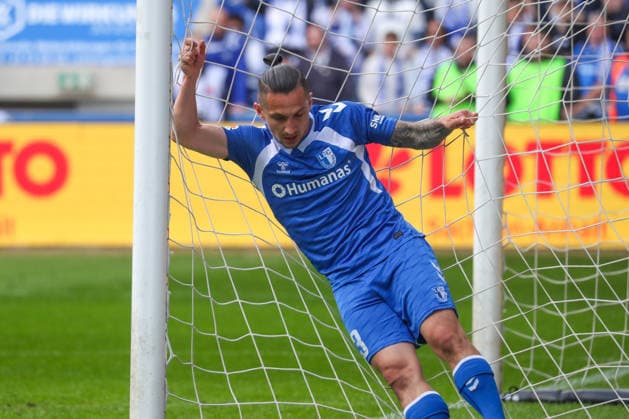 17.05.2026, xgox, Fussball - 2.Bundesliga 1.FC Magdeburg - 1.FC Kaiserslautern emspor, v.l. Baris Atik (Magdeburg, 23) hängt im Netz fest (DFL DFB REGULATIONS PROHIBIT ANY USE OF PHOTOGRAPHS as IMAGE SEQUENCES and or QUASI-VIDEO) Magdeburg