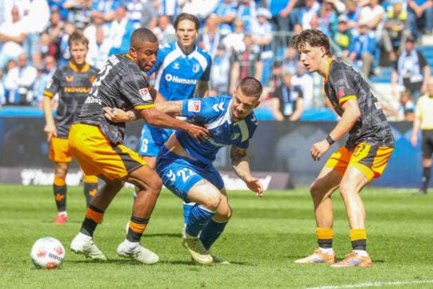 17.05.2026, xgox, Fussball - 2.Bundesliga 1.FC Magdeburg - 1.FC Kaiserslautern emspor, v.l. David Schramm (Kaiserslautern, 41), Mateusz Zukowski (Magdeburg, 22), Leon Robinson (Kaiserslautern, 37) Zweikampf, Duell, Kampf, tackle (DFL DFB REGULATIONS PROHIBIT ANY USE OF PHOTOGRAPHS as IMAGE SEQUENCES and or QUASI-VIDEO) Magdeburg