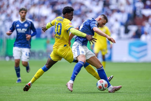 17.05.2026, Fußball, FC Schalke 04 - Eintracht Braunschweig, 34. Spieltag, 2. Fußball Bundesliga, Veltins-Arena Gelsenkirchen, Saison 2025 2026: Mehmet Aydin (Braunschweig 10) im Zweikampf gegen Hasan Kurucay (Schalke04 04) DFB regulations prohibit any use of photographs as image sequences and or quasi-video. Nordrhein-Westfalen Deutschland