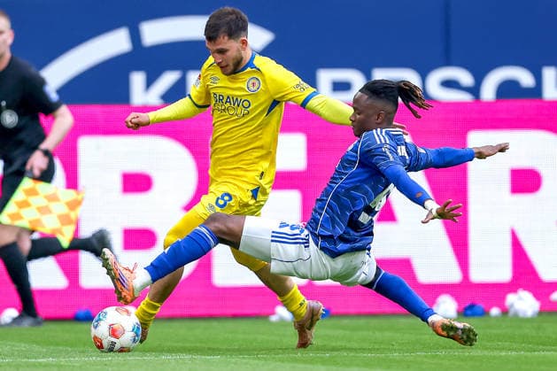 17.05.2026, Fußball, FC Schalke 04 - Eintracht Braunschweig, 34. Spieltag, 2. Fußball Bundesliga, Veltins-Arena Gelsenkirchen, Saison 2025 2026: Mehmet Aydin (Braunschweig 08) im Zweikampf gegen Moussa Ndiaye (Schalke04 16) DFB regulations prohibit any use of photographs as image sequences and or quasi-video. Nordrhein-Westfalen Deutschland