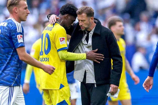 17.05.2026, Fußball, FC Schalke 04 - Eintracht Braunschweig, 34. Spieltag, 2. Fußball Bundesliga, Veltins-Arena Gelsenkirchen, Saison 2025 2026: Cheftrainer Lars Kornetka (Braunschweig hc) neben Mehmet Aydin (Braunschweig 10) DFB regulations prohibit any use of photographs as image sequences and or quasi-video. Nordrhein-Westfalen Deutschland