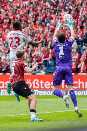 Hannover, Deutschland 17. Mai 2026: 2. BL - 2025 2026 - Sp. 34 - Hannover 96 gegen 1. FC Nürnberg Im Bild: v. li. im Zweikampf Mohamed Ali Zoma (FCN) und Torwart Nahuel Nicolas Noll (HAN) DFL DFB regulations prohibit any use of photographs as image sequences and or quasi-video Heinz von Heiden Arena Niedersachsen Copyright: xFotostandx xKruczynskix