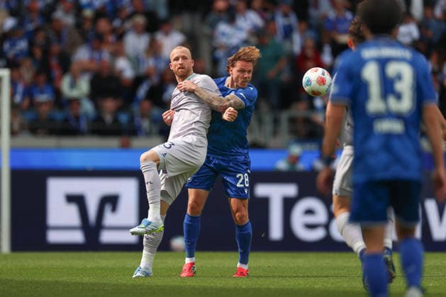 Marcel Franke (Karlsruher SC, 28) im Zweikampf mit Philipp Hofmann (VfL Bochum, 33), Karlsruher SC vs. VfL Bochum, 2. Bundesliga, 34. Spieltag, 2025 2026, 17.05.2026, DFL REGULATIONS PROHIBIT ANY USE OF PHOTOGRAPHS AS IMAGE SEQUENCES AND OR QUASI-VIDEO, Karlsruher SC vs. VfL Bochum, 2. Bundesliga, 34. Spieltag, 2025 2026, 17.05.2026 Karlsruhe Copyright: xEibner-Pressefoto JanxPrihodax EP_JPA