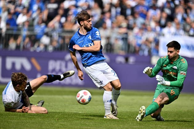 17.05.2026, xfux, Fussball 2.Bundesliga, SV Darmstadt 98 - SC Paderborn 07 v.l. Killian Corredor (SV Darmstadt 98), Dennis Seimen (SC Paderborn) (DFL DFB REGULATIONS PROHIBIT ANY USE OF PHOTOGRAPHS as IMAGE SEQUENCES and or QUASI-VIDEO) Darmstadt