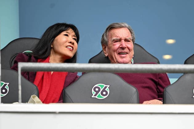 Sport Bilder des Tages 2. Bundesliga - Hannover 96 - 1. FC Nürnberg am 17.05.2026 in der HDI Arena in Hannover Der ehemalige Bundeskanzler Gerhard Schröder (81) und seine Ehefrau Kim So-yeon (55) im Stadion