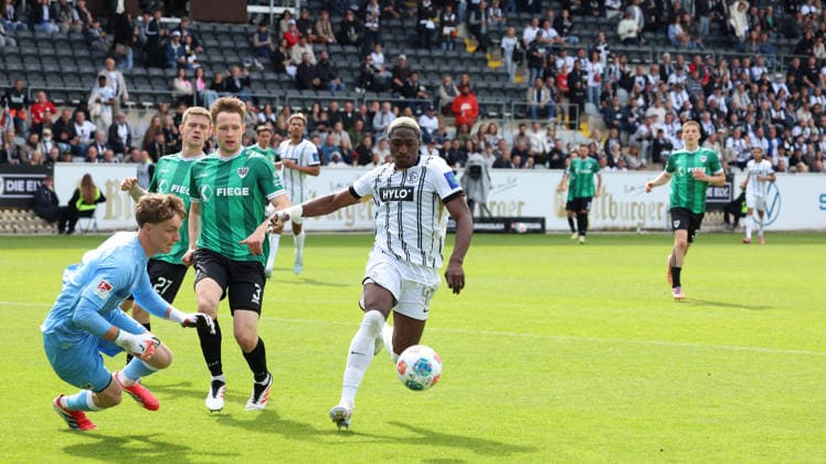 17.05.2026, xrekx, Fussball 2.Bundesliga, SV Elversberg - Preußen Münster v.l. Johannes Schenk (Preussen Muenster) David Mokwa (SV 07 Elversberg) Zweikampf, Aktion, action, battle for the ball (DFL DFB REGULATIONS PROHIBIT ANY USE OF PHOTOGRAPHS as IMAGE SEQUENCES and or QUASI-VIDEO) Elversberg
