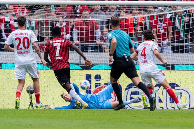 Hannover, Deutschland 17. Mai 2026: 2. BL - 2025 2026 - Sp. 34 - Hannover 96 gegen 1. FC Nürnberg Im Bild: v. li. im Zweikampf Mustapha Bundu (HAN) und Torwart Jan Reichert (FCN) DFL DFB regulations prohibit any use of photographs as image sequences and or quasi-video Heinz von Heiden Arena Niedersachsen Copyright: xFotostandx xKruczynskix