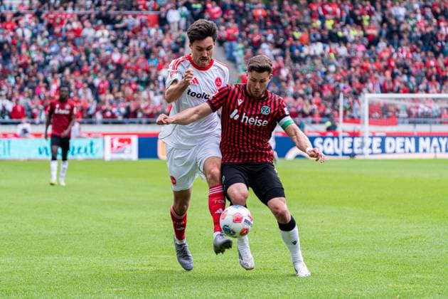 Hannover, Deutschland 17. Mai 2026: 2. BL - 2025 2026 - Sp. 34 - Hannover 96 gegen 1. FC Nürnberg Im Bild: v. li. im Zweikampf Tom Baack (FCN) und Enzo Leopold (HAN) DFL DFB regulations prohibit any use of photographs as image sequences and or quasi-video Heinz von Heiden Arena Niedersachsen Copyright: xFotostandx xKruczynskix