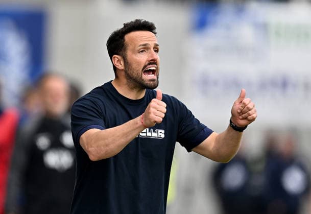 17.05.2026, xfux, Fussball 2.Bundesliga, SV Darmstadt 98 - SC Paderborn 07 v.l. Trainer Ralf Kettemann (SC Paderborn) enttaeuscht, enttaeuscht schauend, dissapointed gibt Anweisungen, gestikuliert, mit den Armen gestikulieren gives instructions, gesticulate, gesticolando. (DFL DFB REGULATIONS PROHIBIT ANY USE OF PHOTOGRAPHS as IMAGE SEQUENCES and or QUASI-VIDEO) Darmstadt