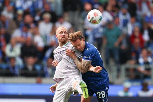 Marcel Franke (Karlsruher SC, 28) im Zweikampf mit Philipp Hofmann (VfL Bochum, 33), Karlsruher SC vs. VfL Bochum, 2. Bundesliga, 34. Spieltag, 2025 2026, 17.05.2026, DFL REGULATIONS PROHIBIT ANY USE OF PHOTOGRAPHS AS IMAGE SEQUENCES AND OR QUASI-VIDEO, Karlsruher SC vs. VfL Bochum, 2. Bundesliga, 34. Spieltag, 2025 2026, 17.05.2026 Karlsruhe Copyright: xEibner-Pressefoto JanxPrihodax EP_JPA