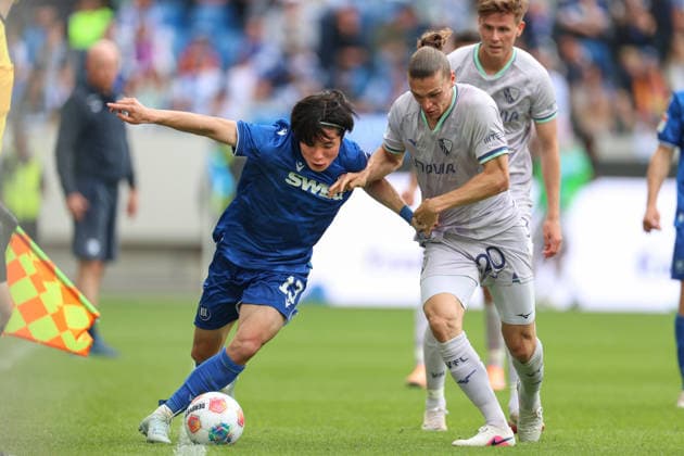 Shio Fukuda (Karlsruher SC, 13) im Zweikampf mit Noah Loosli (VfL Bochum, 20), Karlsruher SC vs. VfL Bochum, 2. Bundesliga, 34. Spieltag, 2025 2026, 17.05.2026, DFL REGULATIONS PROHIBIT ANY USE OF PHOTOGRAPHS AS IMAGE SEQUENCES AND OR QUASI-VIDEO, Karlsruher SC vs. VfL Bochum, 2. Bundesliga, 34. Spieltag, 2025 2026, 17.05.2026 Karlsruhe Copyright: xEibner-Pressefoto JanxPrihodax EP_JPA