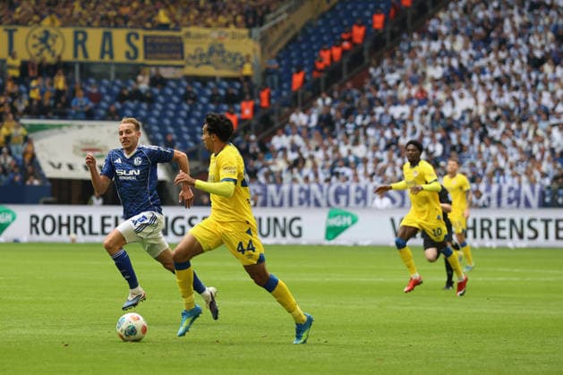 Timo Becker (FC Schalke 04) und Johan Gomez (Eintracht Braunschweig) beim Spiel der 2. Bundesliga (Saison 2025 26) FC Schalke 04 - Eintracht Braunschweig - Copyright: Thomas Pakusch