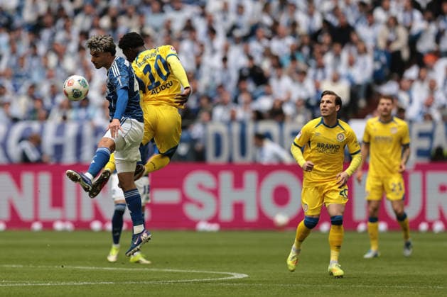 Mertcan Ayhan (FC Schalke 04) und Faride Alidou (Eintracht Braunschweig) beim Spiel der 2. Bundesliga (Saison 2025 26) FC Schalke 04 - Eintracht Braunschweig - Copyright: Thomas Pakusch