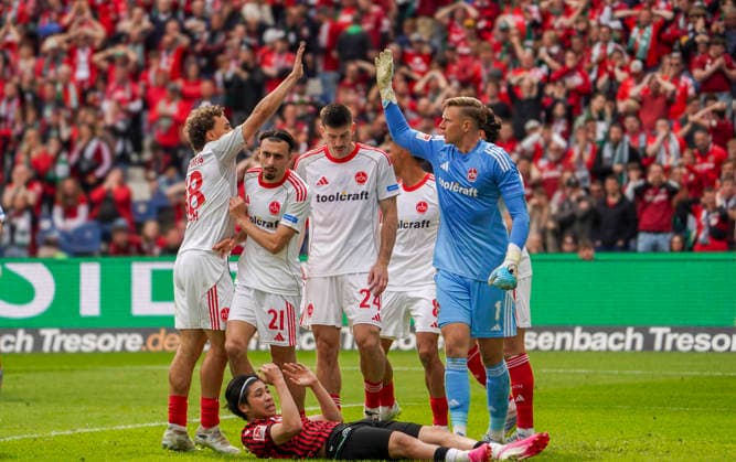 Deutschland: Fussball 2.Bundesliga 2025 2026, 34. Spieltag - Hannover 96 vs 1. FC Nürnberg - Heinz von Heiden Arena Stadion (Hannover): Geste, Gestik, Emotion Jan Reichert (1. FC Nürnberg, 1) Luka Lochoshvili (1. FC Nürnberg, 24) Berkay YÄ±lmaz Berkay Yilmaz (1. FC Nürnberg, 21) Hannover Copyright: xAymanxAlahmedx
