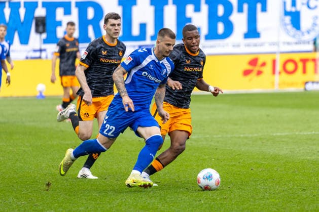 Deutschland: 2.Bundesliga, 34. Spieltag, Saison 2025 2026, 1.FC Magdeburg vs 1. FC Kaiserslautern Avnet Arena (Magdeburg) : Schramm David (1. FC Kaiserslautern, 41) im Zweikampf gegen Zukowski Mateusz (1. FC Magdeburg, 22) Copyright: xMichellexLukax