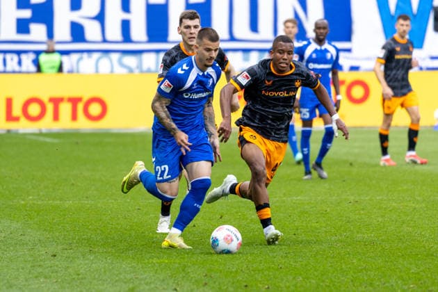 Deutschland: 2.Bundesliga, 34. Spieltag, Saison 2025 2026, 1.FC Magdeburg vs 1. FC Kaiserslautern Avnet Arena (Magdeburg) : Schramm David (1. FC Kaiserslautern, 41) im Zweikampf gegen Zukowski Mateusz (1. FC Magdeburg, 22) Copyright: xMichellexLukax