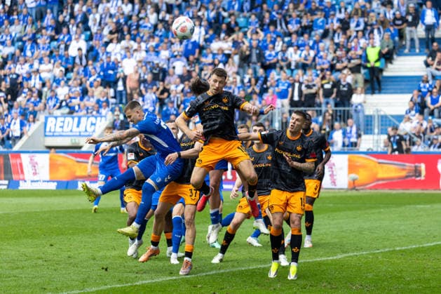 Deutschland: 2.Bundesliga, 34. Spieltag, Saison 2025 2026, 1.FC Magdeburg vs 1. FC Kaiserslautern Avnet Arena (Magdeburg) : Hanslik Daniel (1. FC Kaiserslautern, 19) im Kopfball Duell gegen Stalmach Dariusz (1. FC Magdeburg, 6) Copyright: xMichellexLukax