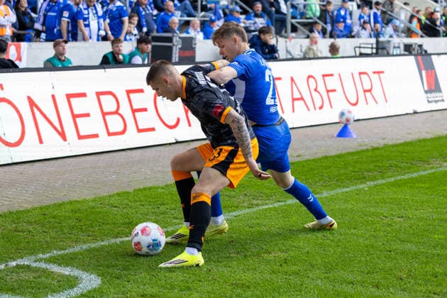 Deutschland: 2.Bundesliga, 34. Spieltag, Saison 2025 2026, 1.FC Magdeburg vs 1. FC Kaiserslautern Avnet Arena (Magdeburg) : Wekesser Erik (1. FC Kaiserslautern, 13). im Zweikampf gegen Hercher Philipp (1. FC Magdeburg, 27) Copyright: xMichellexLukax