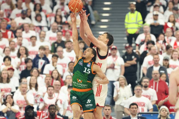 Block von Jordan Roland (Vet Concept Gladiators Trier, 15) mit Vladimir Lucic (FC Bayern Basketball, 11), GER, FC Bayern Basketball vs. Vet Concept Gladiators Trier, Basketball, easycredit Basketball Bundesliga, Playoffs, Viertelfinale Saison 2025 2026, 17.05.2026, GER, FC Bayern Basketball vs. Vet Concept Gladiators Trier, Basketball, easycredit Basketball Bundesliga, Playoffs, Viertelfinale Saison 2025 2026, 17.05.2026 Muenchen Copyright: xEibner-Pressefoto JennixMaulx EP_JML