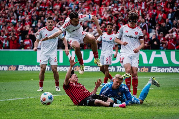 2. Bundesliga: Hannover 96 vs. 1. FC Nürnberg, 17.05.2026 Berkay Yilmaz (1. FC Nürnberg, 21) springt über Daisuke Yokota (Hannover 96, 18) und Jan Reichert (1. FC Nürnberg, 1) liegt am Boden; Fußball, 2. Bundesliga, 34. Spieltag: Hannover 96 vs. 1. FC Nürnberg am 17.05.2026 in der Heinz von Heiden Arena, Hannover DFL REGULATIONS PROHIBIT ANY USE OF PHOTOGRAPHS AS IMAGE SEQUENCES AND OR QUASI-VIDEO. Copyright: xBEAUTIFULxSPORTS Tonhäuserx