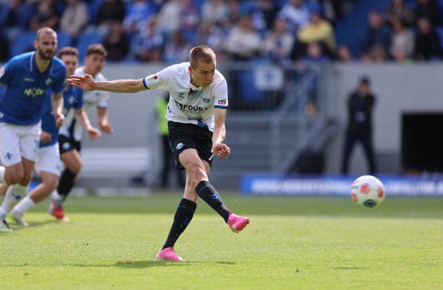 16.05.2026, Fussball 2. Bundesliga, SV Darmstadt 98 - SC Paderborn, v.l., Filip Bilbija (SC Paderborn) scheitert mit Elfmeter an Torwart Marcel Schuhen (SV Darmstadt 98) DFL DFB REGULATIONS PROHIBIT ANY USE OF PHOTOGRAPHS AS IMAGE SEQUENCES AND OR QUASI-VIDEO. xdcx Copyright: HMBxMedia Claus