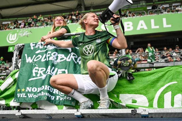 Sport Bilder des Tages Fußball I Frauen I Saison 2025-2026 I Bundesliga I 26. Spieltag I VfL Wolfsburg - 1. FC Nürnberg I 17.05.2026 Alexandra Popp (11, VfL Wolfsburg) mit Megaphone nach dem Spiel bei den Fans Wolfsburg Volkswagen Arena Niedersachsen Deutschland Copyright: xLobeca InesxHähnelx