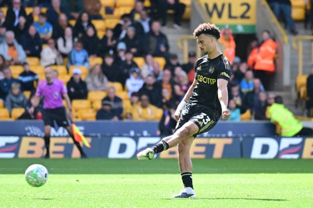 Wolverhampton Wanderers v Fulham, Premier League GOAL Fulham midfielder Antonee Robinson (33) scores a goal from the penalty spot 1-1 during the Premier League match between Wolverhampton Wanderers and Fulham at Molineux, Wolverhampton, UK on 17 May 2026. Wolverhampton Molineux West Midlands UK Editorial use only DataCo restrictions apply See www.football-dataco.com , Copyright: xDennisxGoodwinx PSI-24264-0043