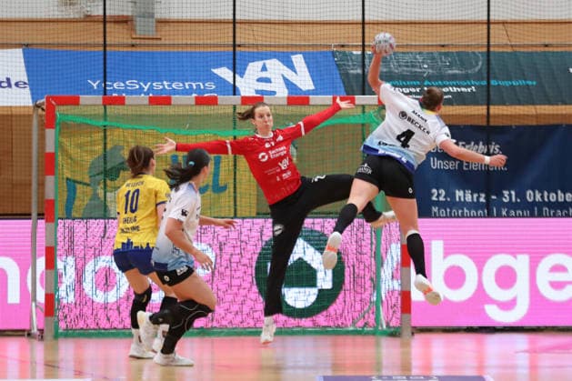 Handball, 2. Alsco HBF: HC Leipzig - Bergischer HC; 17.05.2026 Torwart Nele Kurzke (27, HC Leipzig) erwartet einen Wurf von Svenja Mann (4, Bergischer HC). 2. Alsco Handball Bundesliga Frauen, HBF, Saison 2025 2026, 28. Spieltag: HC Leipzig vs. Bergischer HC am 17.05.2026 in der Sporthalle Brüderstraße Leipzig. Copyright: xBEAUTIFULxSPORTS JanxKaeferx