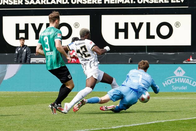17.05.2026, xjrdrx, Fussball 2.Bundesliga, SV Elversberg - Preußen Münster v.l. David Mokwa (SV Elversberg) Johannes Schenk (Preussen Muenster) Zweikampf, Aktion, action, battle for the ball (DFL DFB REGULATIONS PROHIBIT ANY USE OF PHOTOGRAPHS as IMAGE SEQUENCES and or QUASI-VIDEO) Elversberg