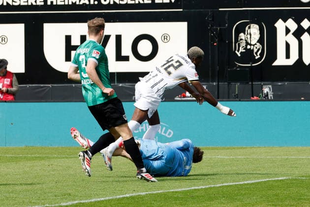 17.05.2026, xjrdrx, Fussball 2.Bundesliga, SV Elversberg - Preußen Münster v.l. David Mokwa (SV Elversberg) Johannes Schenk (Preussen Muenster) Zweikampf, Aktion, action, battle for the ball (DFL DFB REGULATIONS PROHIBIT ANY USE OF PHOTOGRAPHS as IMAGE SEQUENCES and or QUASI-VIDEO) Elversberg