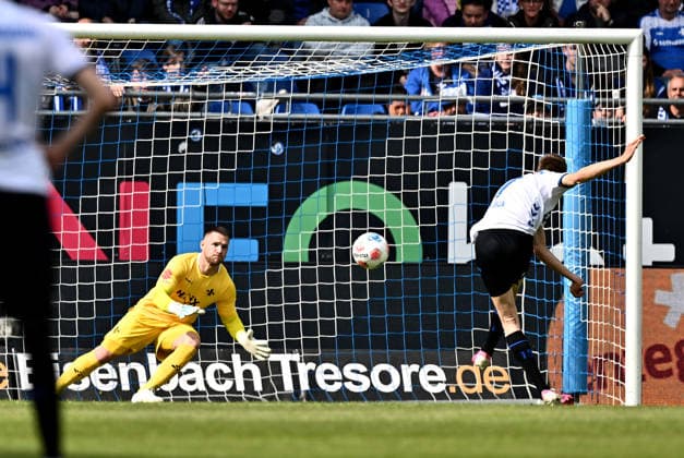 17.05.2026, xfux, Fussball 2.Bundesliga, SV Darmstadt 98 - SC Paderborn 07 v.l. Marcel Schuhen (SV Darmstadt 98), Filip Bilbija (SC Paderborn) trifft die Latte beim Elfmeter (DFL DFB REGULATIONS PROHIBIT ANY USE OF PHOTOGRAPHS as IMAGE SEQUENCES and or QUASI-VIDEO) Darmstadt