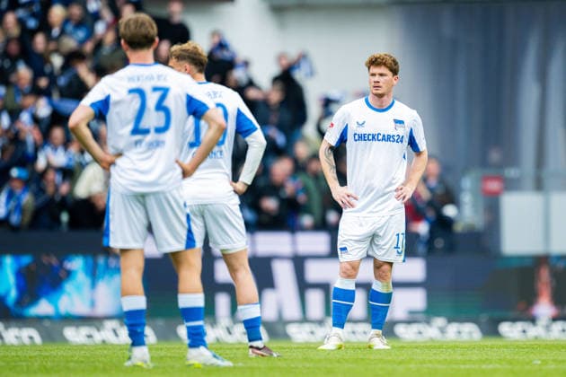 17.05.2026 - Fußball, 2025 2026, 2. Bundesliga, 34. Spieltag, DSC Arminia Bielefeld - Hertha BSC Berlin: (L-R) Kennet Eichhorn (Berlin), Michael Cuisance (Berlin), Sebastian Grönning (Berlin) nach dem Tor zum 3:1 von Monju Momuluh (Bielefeld) DFL REGULATIONS PROHIBIT ANY USE OF PHOTOGRAPHS AS IMAGE SEQUENCES AND OR QUASI-VIDEO.