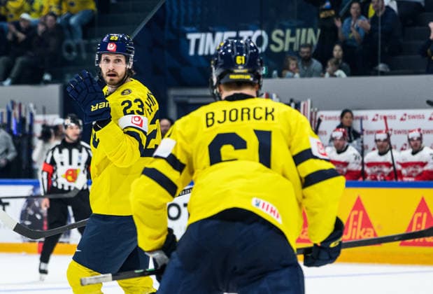 260517 Oliver Ekman-Larsson of Sweden celebrates with Viggo Björck after scoring 0-2 during the 2026 IIHF Ice hockey, Eishockey World Championship, WM, Weltmeisterschaft match between Denmark and Sweden on May 17, 2026 in Fribourg. Photo: Jesper Zerman BILDBYRAN kod JZ JZ0716 ishockey ice hockey ishockey-vm 2026 vm 2026 iihf world championship danmark denmark sverige sweden bbeng jubel Copyright: JESPERxZERMAN BB260517JZ038