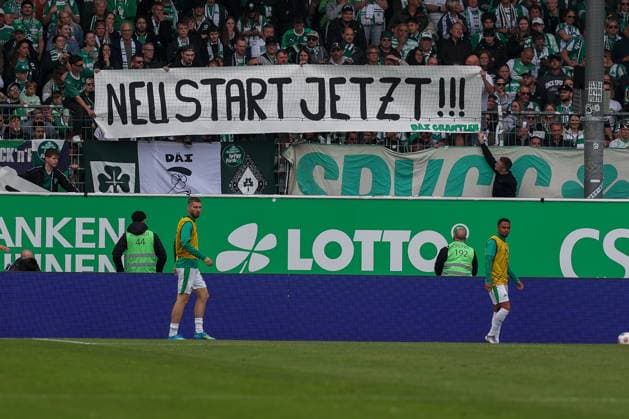 Plakat der Fuerther Fans, Plakat fuer Namensaenderung des Vereins, Neustart, SpVgg Greuther Fuerth vs. Fortuna Duesseldorf, Fussball, Maenner, 2. Bundesliga, DFL, Saison 2025 2026, 34. Spieltag, Rueckrunde, 17.05.2026 DFB regulations prohibit any use of photographs as image sequences and or quasi-video Fuerth Bayern Deutschland