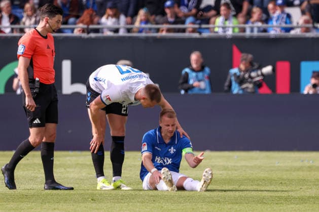 2026.05.17 xjfx 2.Bundesliga SV Darmstadt 98 - SC Paderborn v.l., Fabian Holland (SV Darmstadt 98) verletzt am Boden (DFL DFB REGULATIONS PROHIBIT ANY USE OF PHOTOGRAPHS as IMAGE SEQUENCES and or QUASI-VIDEO) Copyright: JoaquimxFerreira