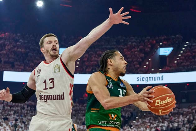 Deutsche Basketball Bundesliga (BBL), FC Bayern München Basketball vs VET-CONCEPT GLADIATORS Trier, München FC Bayern Basketball, Trier VET-CONCEPT GLADIATORS, 2026-05-17 in München (SAP Garden) ROLAND Jordan (VET-CONCEPT GLADIATORS TRIER Point Guard (PG) Nr15-TRI15), OBST Andreas (FC Bayern München Basketball Shooting Guard (SG) Nr13-FCBB13) sportworld München SAP Garden Bayern Deutschland