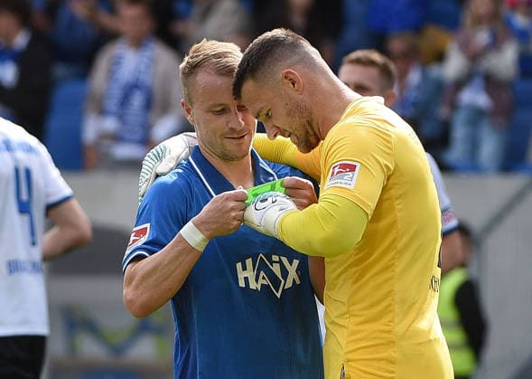 17.05.2026, xhbx, Fussball 2.Bundesliga, SV Darmstadt 98 - SC Paderborn 07 v.l. Fabian Holland (SV Darmstadt 98) übergibt Kapitänsbinde an Marcel Schuhen (SV Darmstadt 98) (DFL DFB REGULATIONS PROHIBIT ANY USE OF PHOTOGRAPHS as IMAGE SEQUENCES and or QUASI-VIDEO) Darmstadt