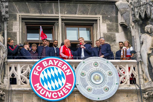 17.05.2026, Fussball Bundesliga 2025 2026, Meisterfeier des FC Bayern München auf dem Rathausbalkon in München. Moderator Stephan Lehmann, Oberbürgermeister Dominik Krause, Präsident Herbert Hainer (FC Bayern),