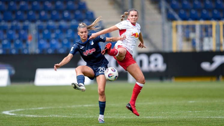 v.li.: Selina Cerci (TSG, 29), Andrea Norheim (RBL, 3), Zweikampf, Spielszene, Duell, duel, tackle, tackling, Dynamik, Action, Aktion, 17.05.2026, Sinsheim (Hoffenheim) (Deutschland), Fussball, Google Pixel Frauen-Bundesliga, TSG 1899 Hoffenheim - RB Leipzig, DFB DFL REGULATIONS PROHIBIT ANY USE OF PHOTOGRAPHS AS IMAGE SEQUENCES AND OR QUASI-VIDEO.