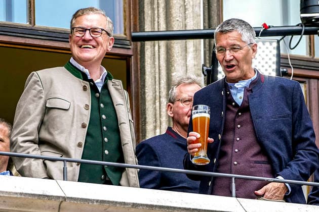 17.05.2026, Fussball Bundesliga 2025 2026, Meisterfeier des FC Bayern München auf dem Rathausbalkon in München. v.li: Vorstandsvorsitzender Jan-Christian Dreesen (FC Bayern München), Präsident Herbert Hainer (FC Bayern)