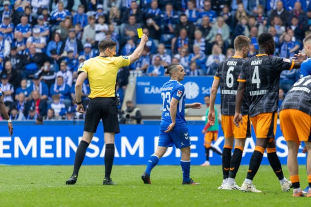 Deutschland: 2.Bundesliga, 34. Spieltag, Saison 2025 2026, 1.FC Magdeburg vs 1. FC Kaiserslautern Avnet Arena (Magdeburg) : Dr. Max Burda (Schiedsrichter) mit gelber Karte Copyright: xMichellexLukax