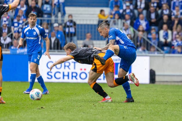 Deutschland: 2.Bundesliga, 34. Spieltag, Saison 2025 2026, 1.FC Magdeburg vs 1. FC Kaiserslautern Avnet Arena (Magdeburg) : Atik Baris (1. FC Magdeburg, 23) im Zweikampf gegen Skyttä Naatan (1. FC Kaiserslautern, 15) Copyright: xMichellexLukax
